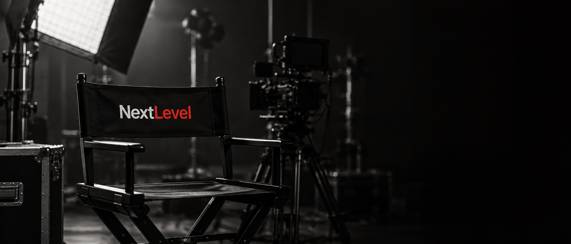 كرسي مخرج يحمل شعار NextLevel الأحمر داخل استوديو تصوير بالأبيض والأسود